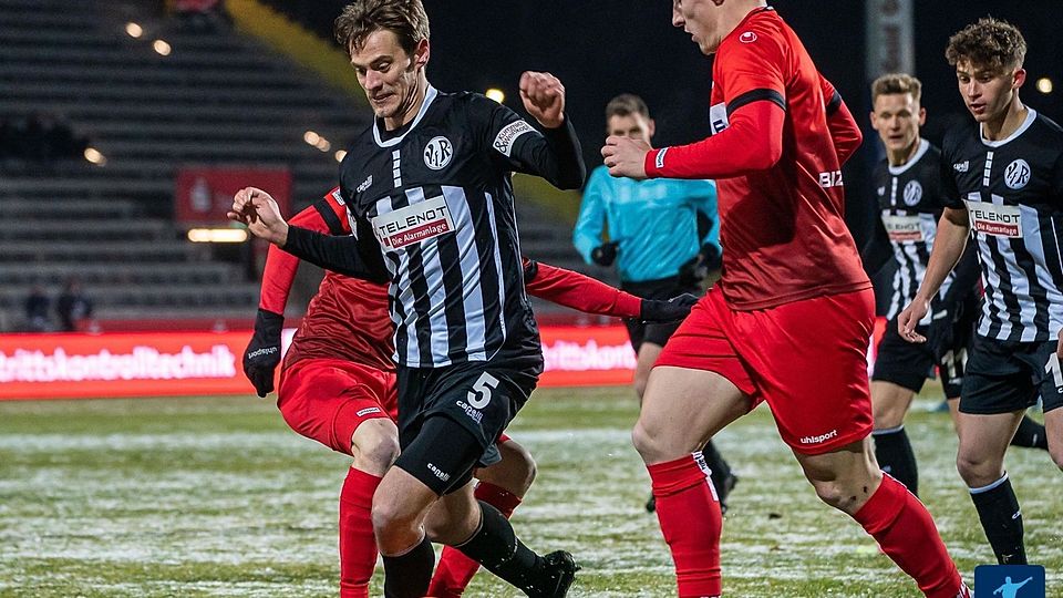 Daniel Stanese (am Ball) verlässt den VfR Aalen.