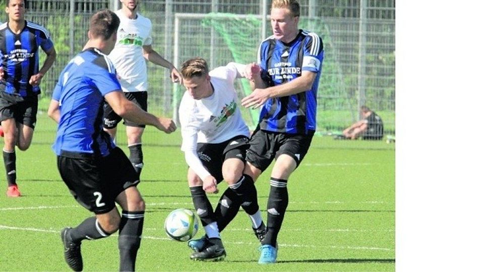 Hart umkämpft war das Endspiel beim Bergheimer Turnier zwischen dem FC Hertha Rheidt (blaue Trikots) und dem Lokalrivalen TuS Mondorf. FOTO: WOLFGANG HENRY