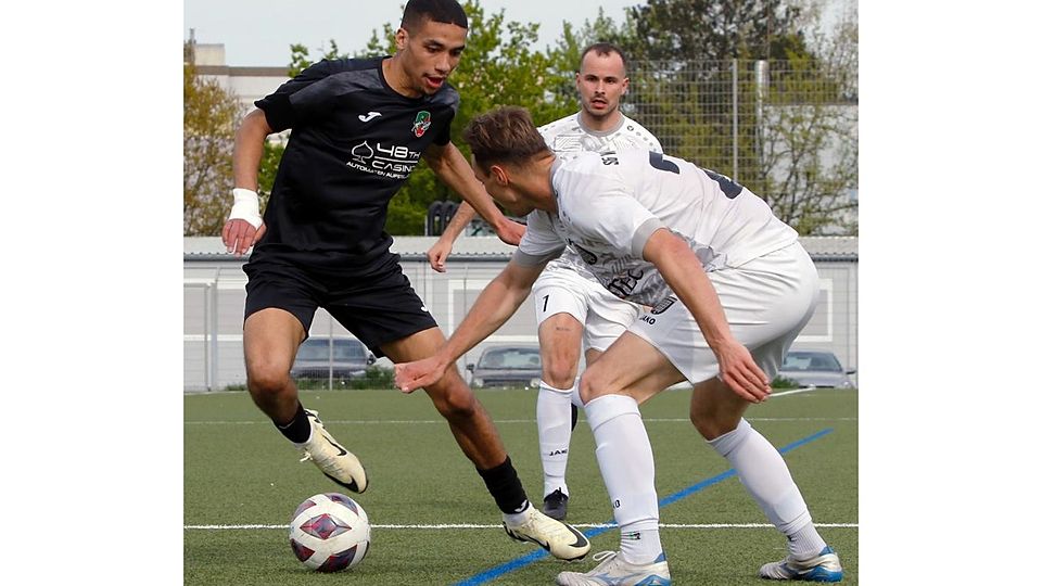 Mounir Sahraoui (am Ball) von Dersim Rüsselsheim tänzelt Ingo Dörsam (vorne) und Philip Trares von der SG Wald-Michelbach aus.	Foto: André Dziemballa
