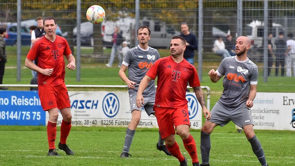 Schreckgespenster in Rot: Marco Bläser (l.) und Andreas Neumeyer (r.) trafen gegen die SG Wildenroth.