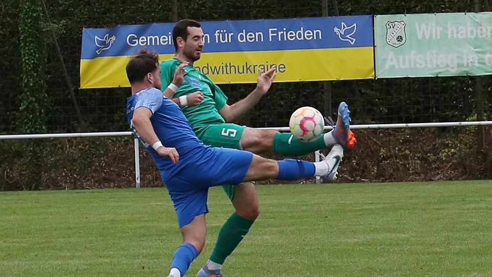 Waldalgesheims Fabrizio Haas (grünes Trikot), hier im Spiel gegen Bretzenheim, traf gegen Walldorf zum 2:2.	Foto: Edgar Daudistel