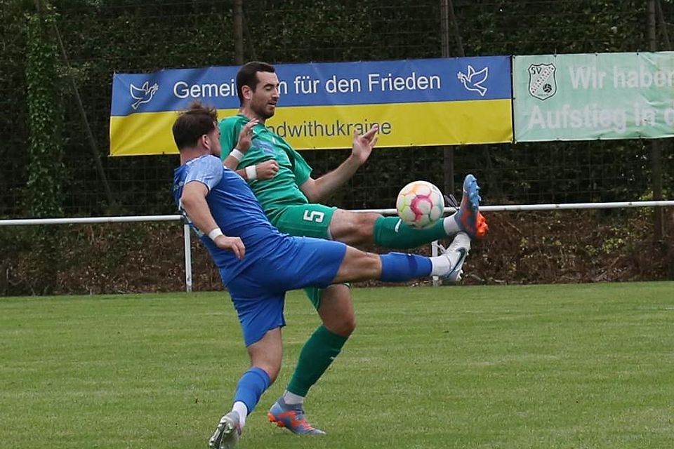 Waldalgesheims Fabrizio Haas (grünes Trikot), hier im Spiel gegen Bretzenheim, traf gegen Walldorf zum 2:2.	Foto: Edgar Daudistel