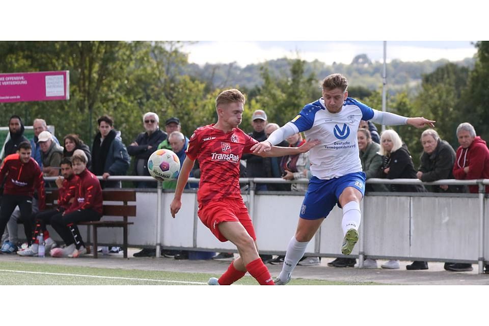 Alles im Griff hat der SC Waldgirmes, auch wenn in dieser Szene SCW-Spieler Malte Höhn (l.) den Marburger Jonas Pfalz zum Flanken kommen lässt. Alles im Griff hat der SC Waldgirmes, auch wenn in dieser Szene SCW-Spieler Malte Höhn (l.) den Marburger Jonas Pfalz zum Flanken kommen lässt. © Steffen Bär