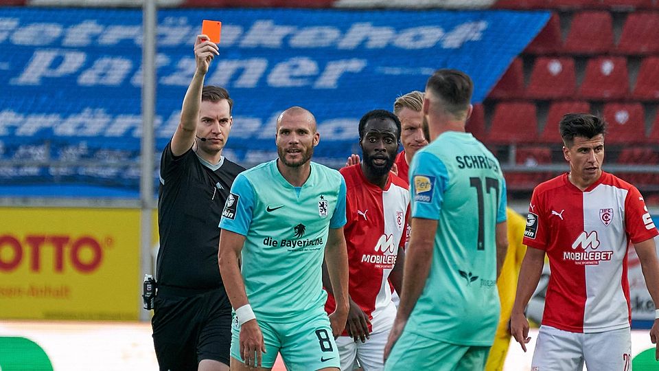 Glatt Rot: Schiedsrichter Martin Speckner schickt Manfred Starke (Nr. 8) frühzeitig zum Duschen.