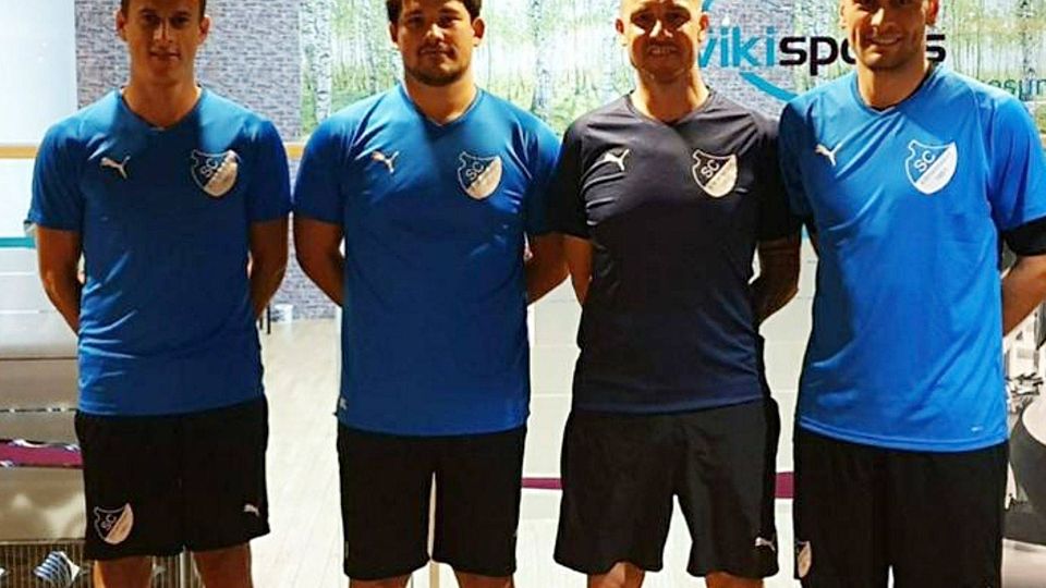 Torwart Tim Ebner (links) wird den Verein am Ende der Saison verlassen. Ersatz ist schon gefunden: Trainer Mario Albert (2. von rechts) präsentiert Wolfgang Hesl (rechts) und Michael Lingauer. Foto: Achim Hoffmann