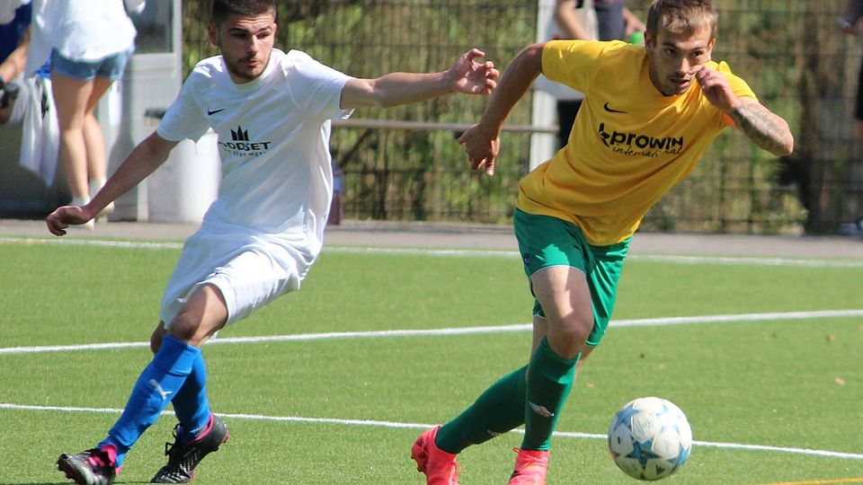 Anders als Leka (li.) im Duell mit Schaller (re.) ließ Fechingen die TuS Jägersfreude tabellarisch nicht davonziehen.