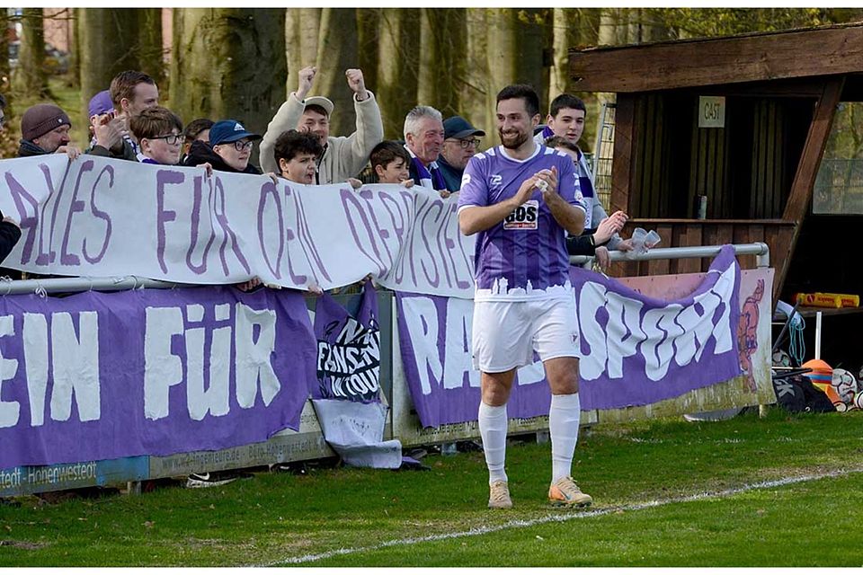 Rafael Krause wird nicht nur wegen seiner drei Tore gefeiert. 
