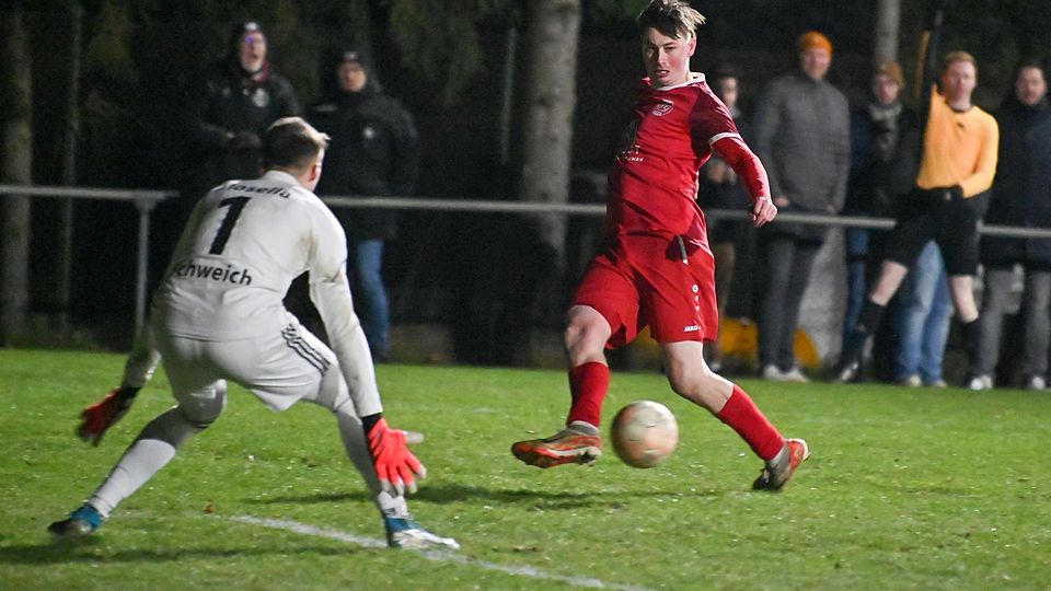 Diesem Abschluss ging zwar eine Abseitsposition voraus, ansonsten präsentierte sich Schneifel-Torjäger Jan Pidde aber treffsicher und erzielte beide Treffer zum 2:1-Sieg gegen Mosella Schweich. 