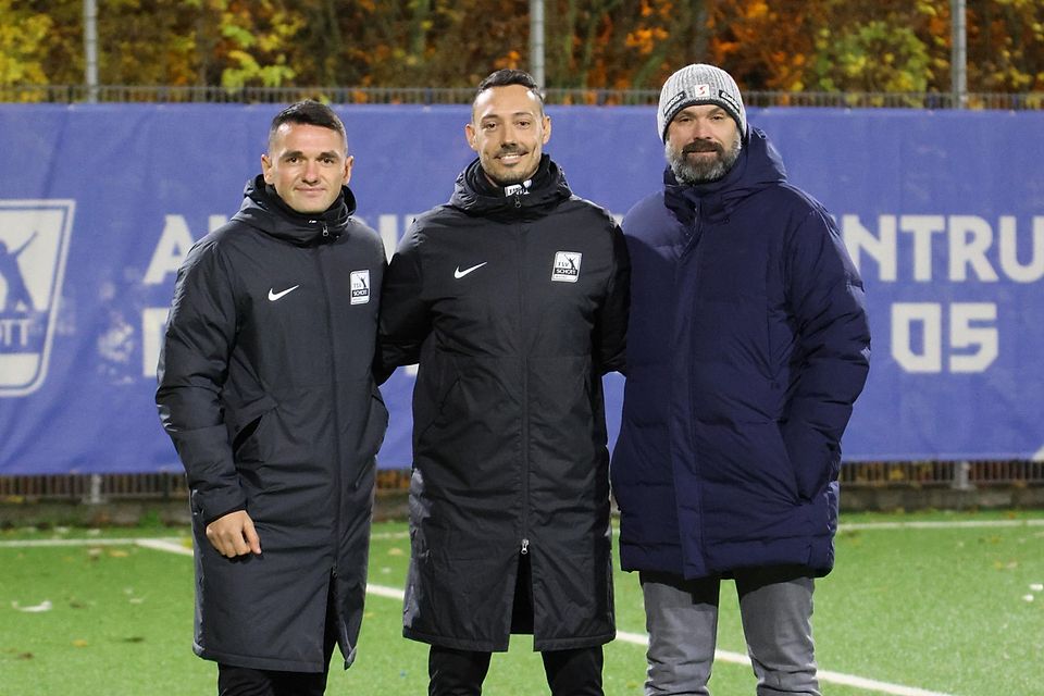 Samuel Horozovic (l.) und Sascha Meeth (r.) begrüßen Thomas Schwarz beim TSV Schott.