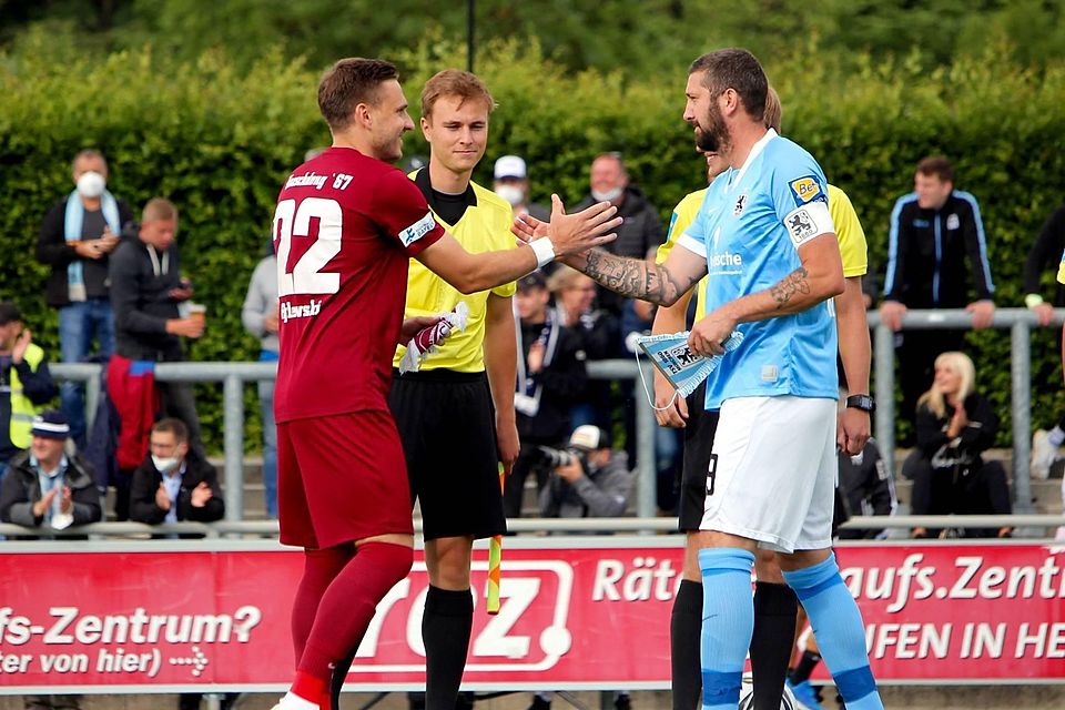 Vorfreude aufs Spiel: Lukas Riglewski (links) und Sascha Mölders beim Wimpeltausch.