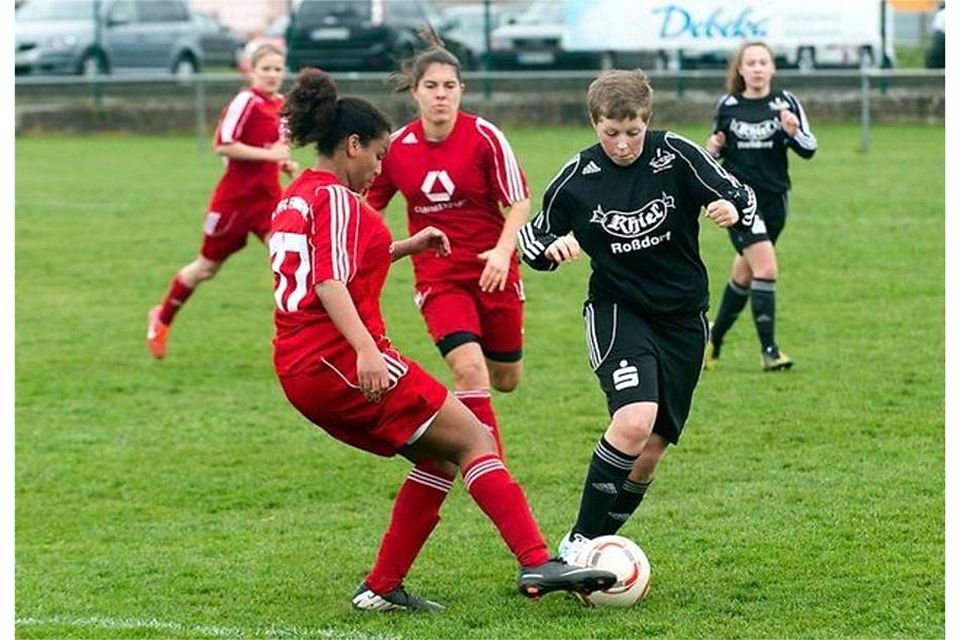 Alina Loth am Ball: Die 23-Jährige ist Spielgestalterin und Anführerin des RSV Roßdorf. 	Foto: FuPa Mittelhessen