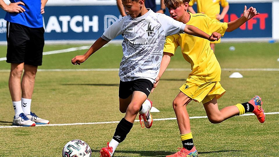 Die Junioren der SpVgg SV Weiden (links) hatten gegen die Profiklubs zumeist das Nachsehen.
