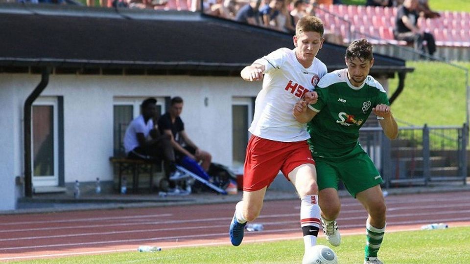 Pfullendorfs Thomas Weinberger im Zweikampf mit Achim Schwellinger (re.) vom TSV Aach-Linz Foto: Bodon