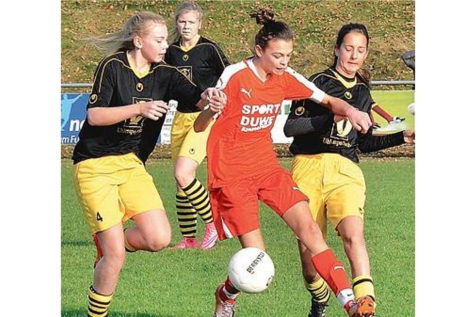 Aus Konkurrenten werden Teamkameraden: die   SG Friedrichsfehn/Petersfehn (in rot) und  FC Ohmstede (in gelb) treten in dieser Saison gemeinsam als JSG an. Puchler