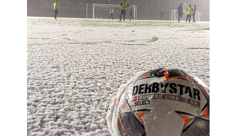 Die Reserve des SV Mengerskirchen absolvierte ihr Abschlusstraining vor dem erfolgreichen Pokalspiel gegen den SV Erbach II auf dem ersten Schnee für dieses Jahr. Geschadet hat es nicht.