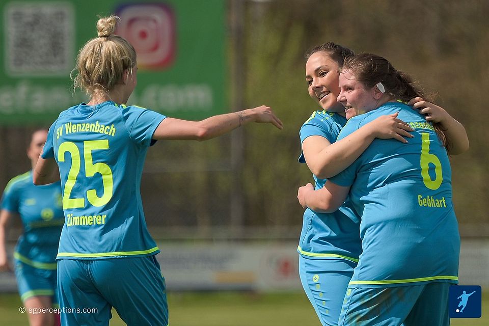 Die Mädls des SV Wenzenbach feiern den unerwarteten Aufstieg in die Bezirksliga.