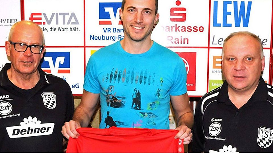 Toni Haid (links), Sportlicher Leiter des TSV Rain II, und der aktuelle Coach Günther Reichherzer (rechts) stellen den neuen Trainer der Bayernliga-Reserve vor: Ab Sommer übernimmt Markus Kapfer. 	F.: Jung