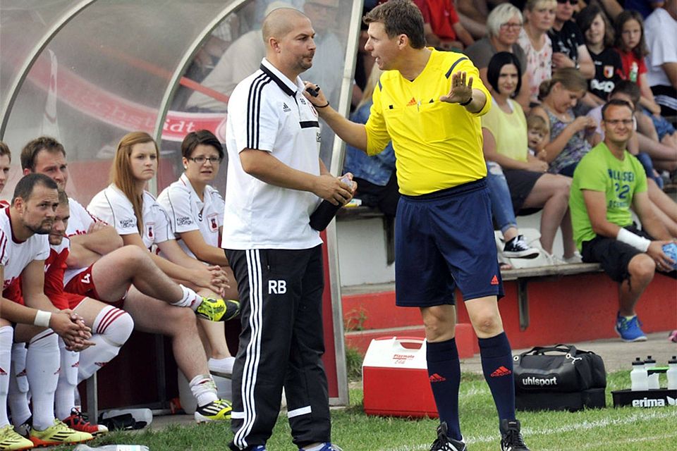Referee Manfred Eberhardt (rechts) hat Gesprächsbedarf mit Höchstädts Trainer René Böhm.		F.: Karl Aumiller