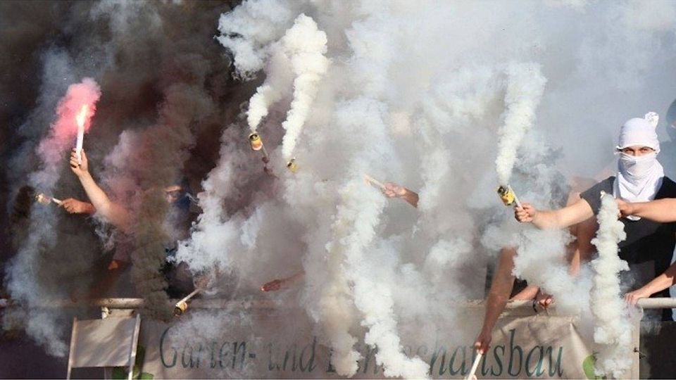 Reichlich Rauchentwicklung: Beim Fortuna Derby schenkte man sich nicht nur auf dem Platz wenig bis gar nichts. F: Schütz