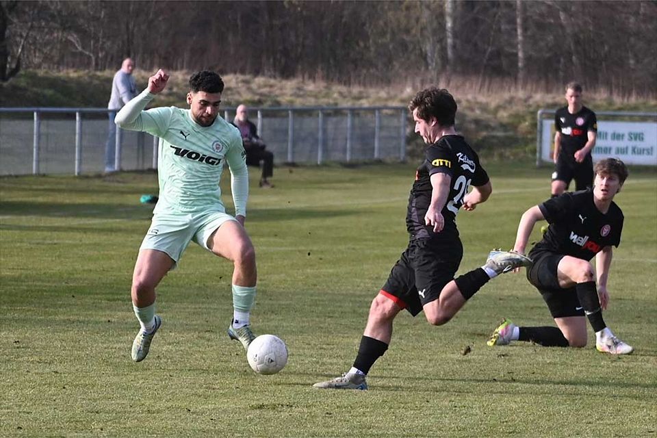 Philipp Spohn (Kilia Kiel) klärt vor Youssef Bouzoumita (PSV Neumünster.