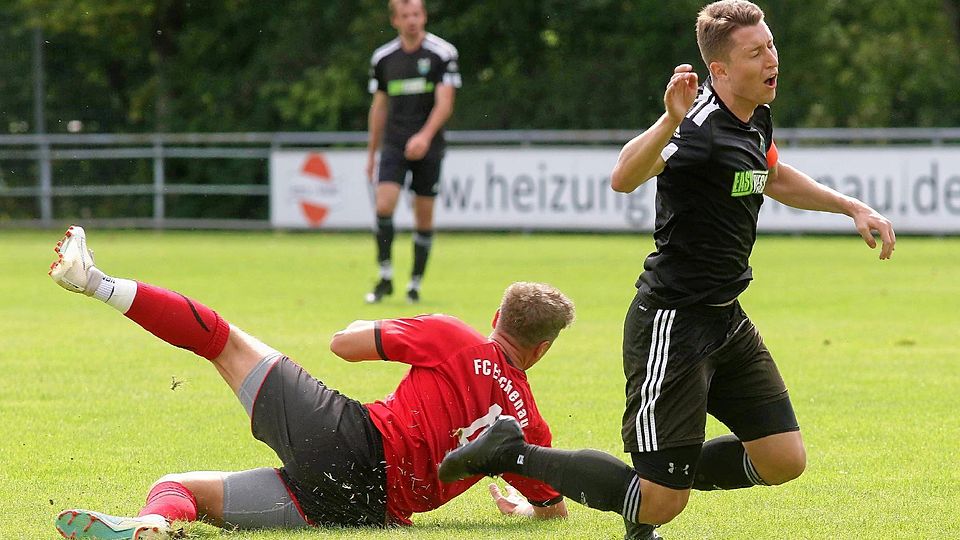 Hingefallen, aber auch wieder aufgestanden: Der SC Maisach (in Schwarz) behielt in einem zerfahrenen Spiel die Oberhand gegen den FC Eichenau.