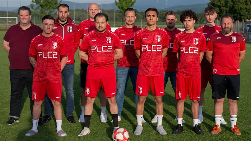 Von links: 1. Vorsitzender Dr. Boris Zoch, Trainer Maxhun Haxhija, Co-Trainer Sven Althauser, Marlon Kenz, Artjom Gordijenko, Leotrim Neziraj, Sven Althauser, Vincenzo Tassone, Dirk Steigert, Gemino Capilluto, Darwin Schimmele und der Sportliche Leiter Nico Capilluto | Foto: Markus Schächtele