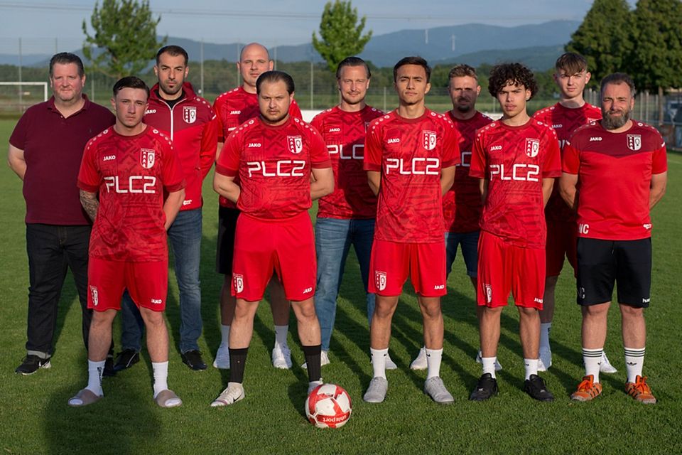 Von links: 1. Vorsitzender Dr. Boris Zoch, Trainer Maxhun Haxhija, Co-Trainer Sven Althauser, Marlon Kenz, Artjom Gordijenko, Leotrim Neziraj, Sven Althauser, Vincenzo Tassone, Dirk Steigert, Gemino Capilluto, Darwin Schimmele und der Sportliche Leiter Nico Capilluto | Foto: Markus Schächtele