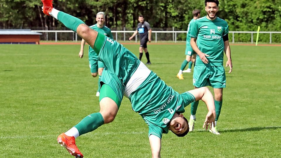 Turnen kann er auch noch: Dominik Bacher bejubelt sein Traumtor zur Penzberger 5:3-Führung.