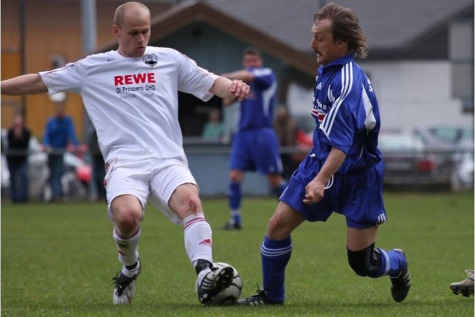 Spielertrainer Uwe Bartosch (re.) hatte bisher kein leichtes Amt bei der SpVgg Oberkreuzberg  Foto: Grübl