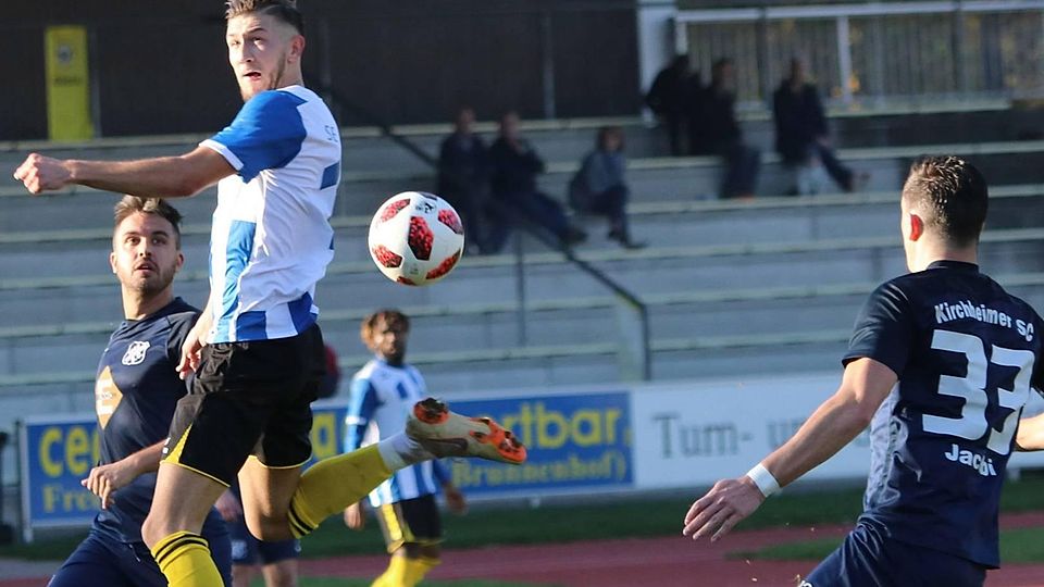 Berin Brzovic spielt einen Ball in der Luft mit der Hacke.