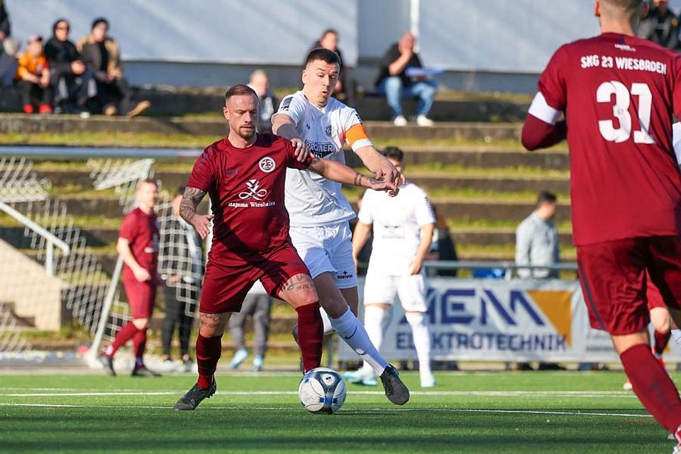 SKG 23-Akteur Daniel Massfeller (l.) und Germania-Stürmer Ivan Rebic im Duell der Routiniers. Am Ende haben die Waldsträßer im Kreisoberliga-Spitzenspiel klar die Nase vorn.	Foto: Jörg Halisch