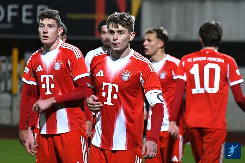 Heinz glänzt nicht nur als Torschütze, sondern führt auch die jungen Talente der Bayern-Akademie auf dem Platz.