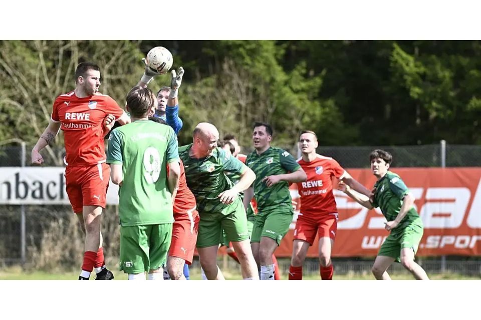 An Torwart Pascal Schmermund vom FC Niederoßbach verzweifelten die Spieler der SG Obere Dill lange. Hier fängt der Schlussmann einen Eckball ab. 1:1 endete die Partie in der Haubergsarena. © Henrik Schneider