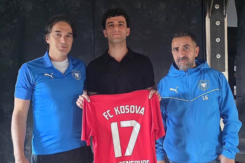 Abdullah Affouf (Mitte) läuft wieder für den FC Kosova auf. Darüber freuen sich Trainer Enkel Alikaj (links) und Sportlicher Leiter Lum Gashi. Abdullah Affouf (Mitte) läuft wieder für den FC Kosova auf. Darüber freuen sich Trainer Enkel Alikaj (links) und Sportlicher Leiter Lum Gashi.