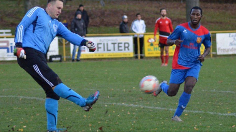 Es gibt noch Klärungsbedarf. Cellou Diallo (r.) möchte im Winter zum SC Paderborn 07 wechseln. Bürokratische Hürden stehen dem Transfer vom FC Nieheim noch im Weg. Trotzdem trainiert er ab Montag bei der U21 des SCP mit. F: Aaron Reineke
