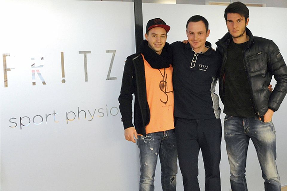 Die Jugendnationalspieler Thomas Pledl (li.) und Robin Yalcin (re,) haben sich von Manuel Eller im FR!TZ behandeln lassen.F.: FR!TZ Straubing