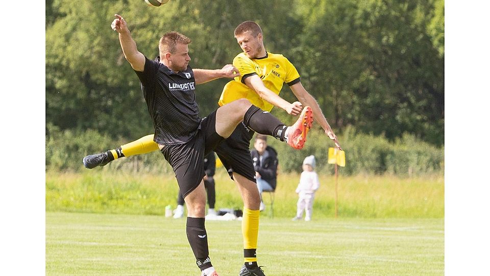 Der FC Eichenau (in Schwarz) im Spiel gegen den SC Weßling (gelbe Trikots).