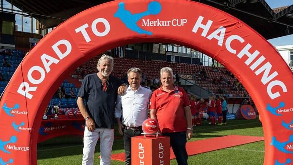 Das Ziel ist Unterhaching: (v.l.) Merkur CUP-Gesamtleiter Uwe Vaders, Schirmherr und Manfred Schwabl und der Technische Leiter Torsten Horn.