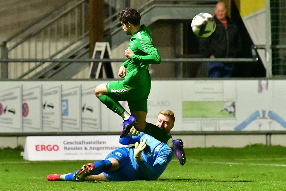 Samuel Seibold hatte den Schwaiger Keeper Felix Thiel (am Boden) unter Druck gesetzt, den Ball erobert und dann den 3:1-Sieg des FC Gundelfingen sichergestellt.