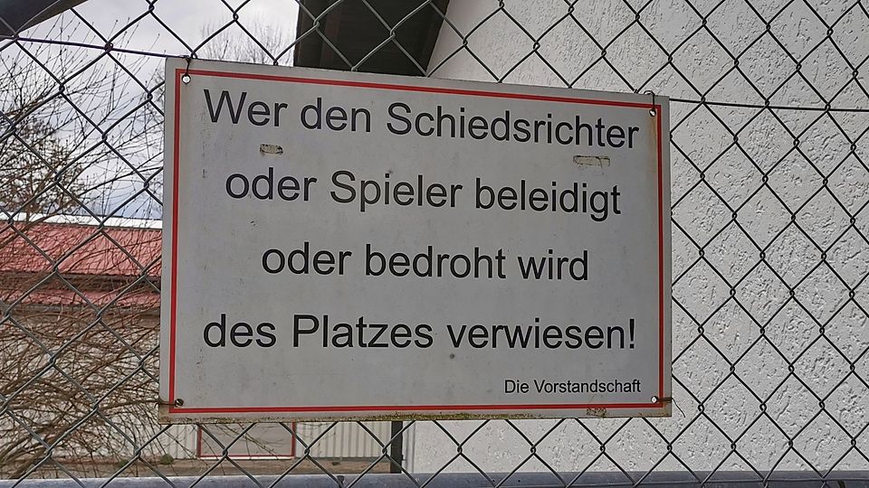 Nach Tumulten und vier Platzverweisen zieht der FC Düren 77 die Reißleine und seine zweite Mannschaft aus dem Spielbetrieb zurück.