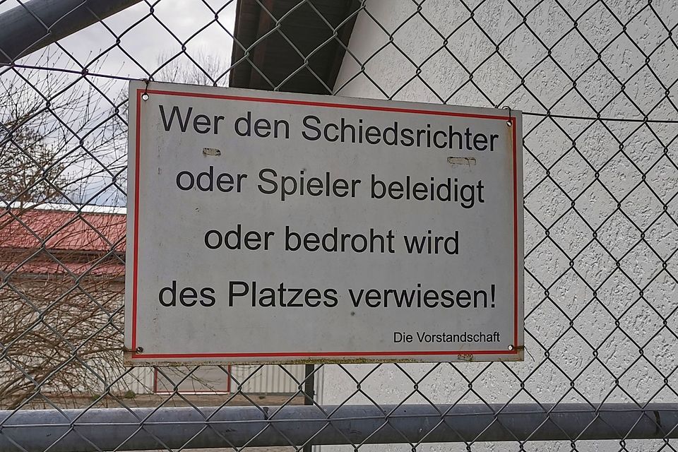 Nach Tumulten und vier Platzverweisen zieht der FC Düren 77 die Reißleine und seine zweite Mannschaft aus dem Spielbetrieb zurück.