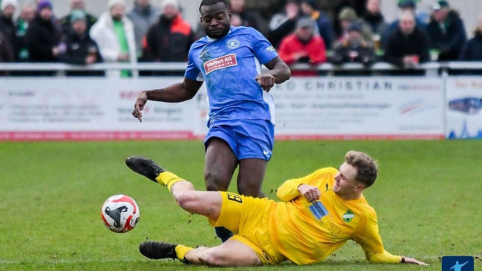 Voller Einsatz: Waldalgesheims Tobias Lauterbach grätscht Eintracht-Spieler Levi Mukamba (blaues Trikot) den Ball weg. Am Montagabend bestreitet Mukamba sein vorerst letztes Derby gegen die Alemannia, weil er sich im Sommer dem Bezirksligisten TuS Winzenheim anschließen wird.
