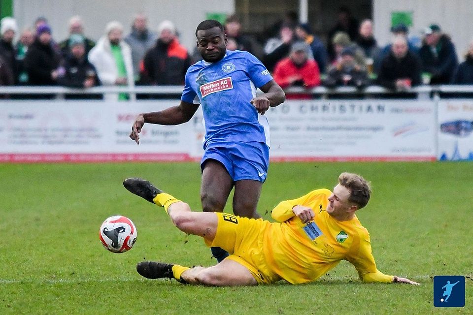 Voller Einsatz: Waldalgesheims Tobias Lauterbach grätscht Eintracht-Spieler Levi Mukamba (blaues Trikot) den Ball weg. Am Montagabend bestreitet Mukamba sein vorerst letztes Derby gegen die Alemannia, weil er sich im Sommer dem Bezirksligisten TuS Winzenheim anschließen wird. Voller Einsatz: Waldalgesheims Tobias Lauterbach grätscht Eintracht-Spieler Levi Mukamba (blaues Trikot) den Ball weg. Am Montagabend bestreitet Mukamba sein vorerst letztes Derby gegen die Alemannia, weil er sich im Sommer dem Bezirksligisten TuS Winzenheim anschließen wird.