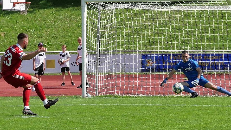 Im Halbfinale setzte sich Gabriel Galinec (links) mit dem FC Memmingen noch im Elfmeterschießen durch, im Finale zog der Regionalligist dann vom Punkt den Kürzeren.