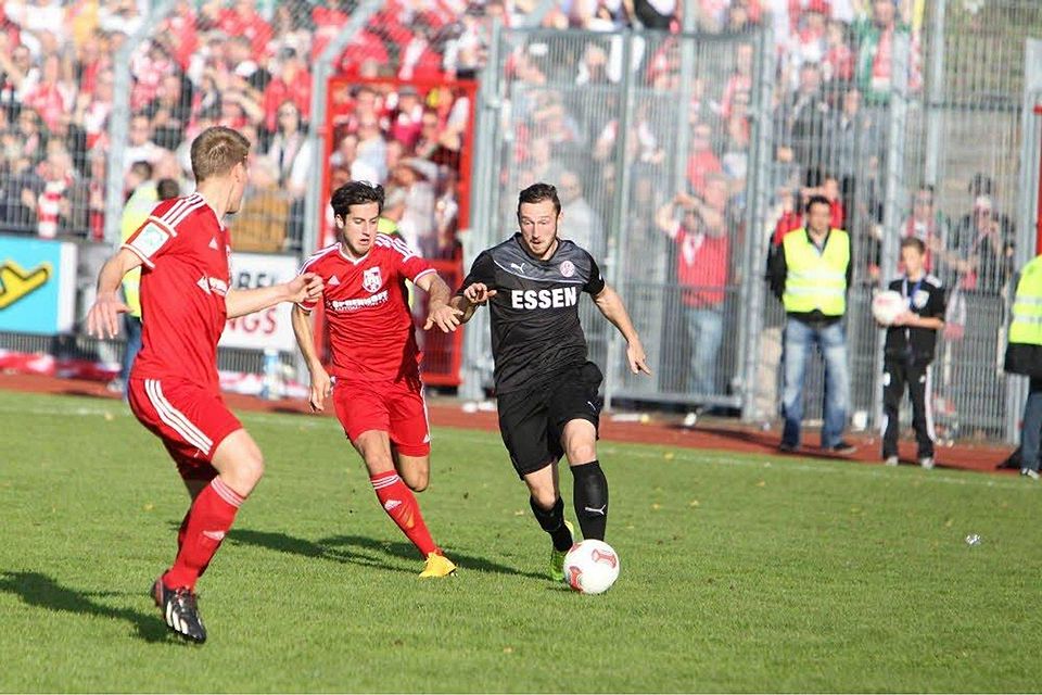Voller Einsatz für den FC Hennef 05: Lucas Inger (Mitte)