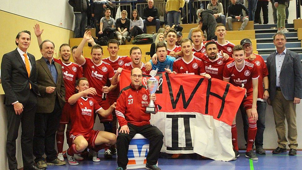 Rot-Weiß Hünsborn II bejubelt den dritten Gemeindepokal-Erfolg in Serie.