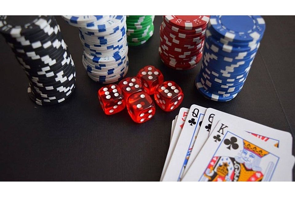 Im Casino können vielfältige Spiele gezockt werden, darunter Black Jack, Poker und etwa Roulette. Bildquelle: Nemanja_us / pixabay.com