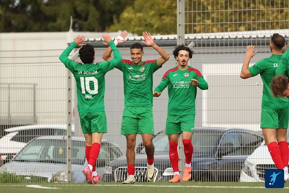 Jubel bei den Spielern des SV Dersim.