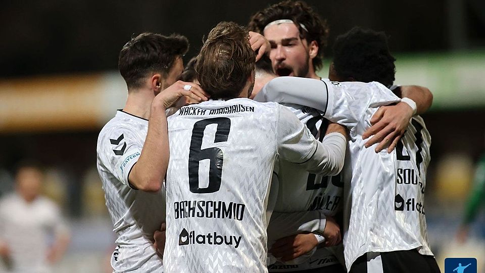 Freude schöner Götterfunken: Wacker Burghausen im Last-Minute-Siegestaumel nach dem Tor gegen die "Kleinen Bayern"...