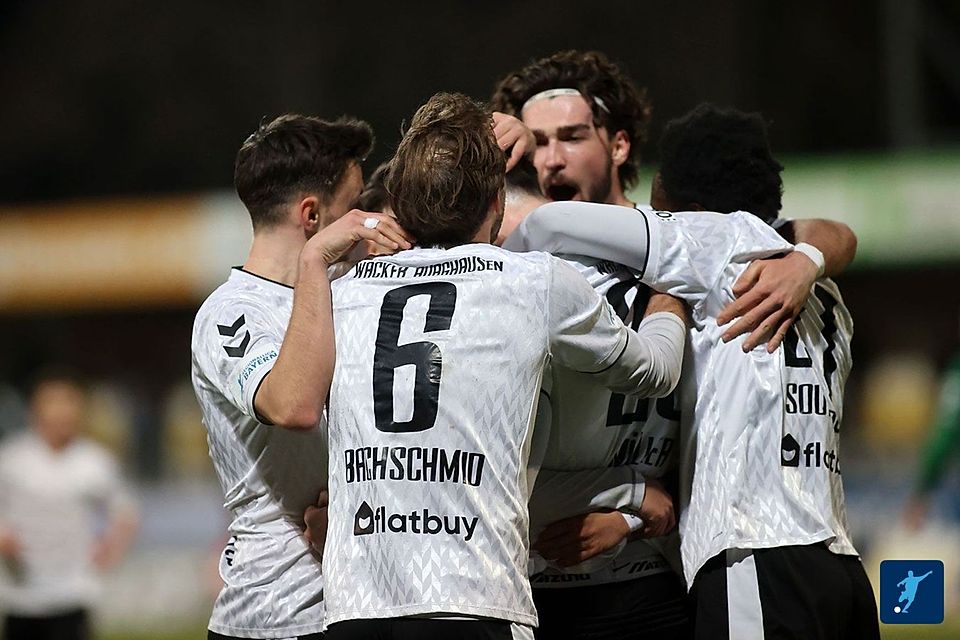 Freude schöner Götterfunken: Wacker Burghausen im Last-Minute-Siegestaumel nach dem Tor gegen die "Kleinen Bayern"...